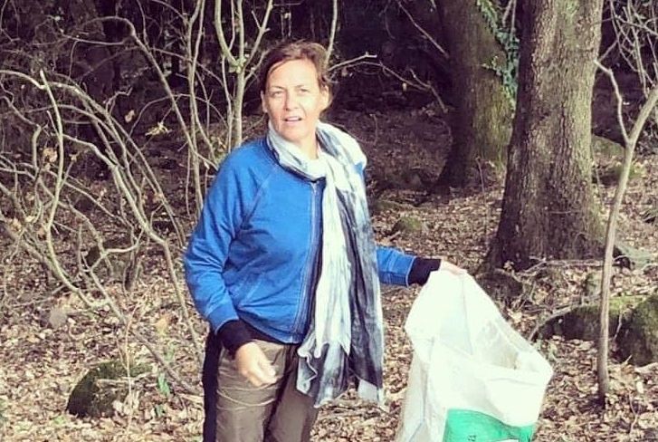 Pulisce il bosco durante una passeggiata: il bel gesto di Irene Grandi in Sardegna