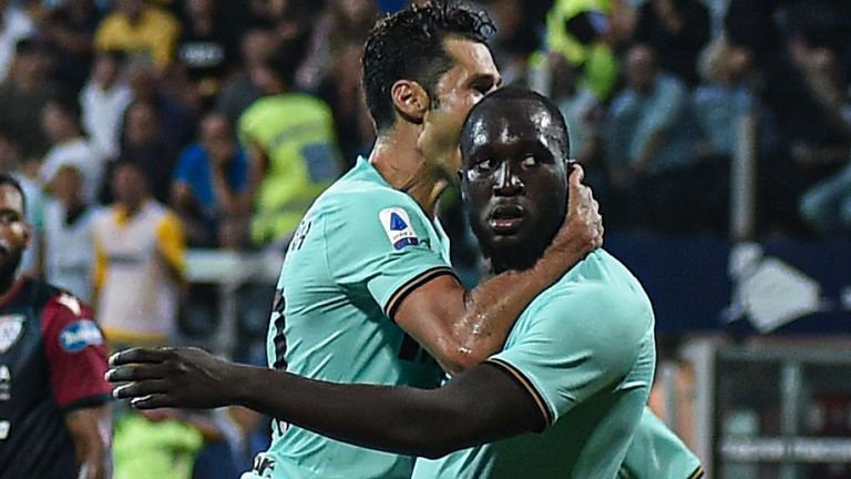 Sky: “Ululati razzisti allo stadio di Cagliari contro Lukaku”, è di nuovo polemica