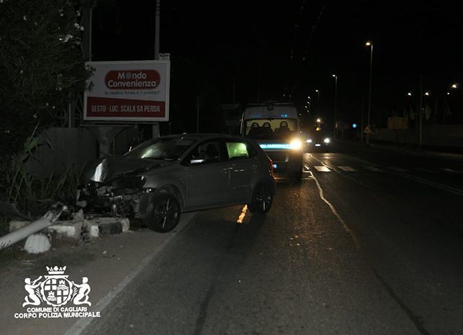 Viale Marconi, a bordo di un’auto rubata si schiantano su un palo della luce e poi scappano