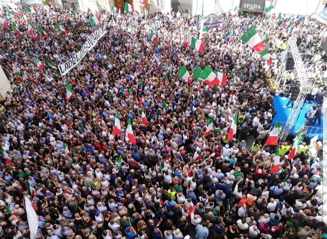 Salvini e la Meloni in piazza a Roma contro il governo Conte: “No ai poltronari, saranno cacciati per sempre”