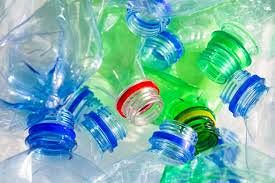 Guerra alla plastica a Cagliari: “Mai più bottiglie e piatti usa e getta negli uffici comunali e sulle spiagge”