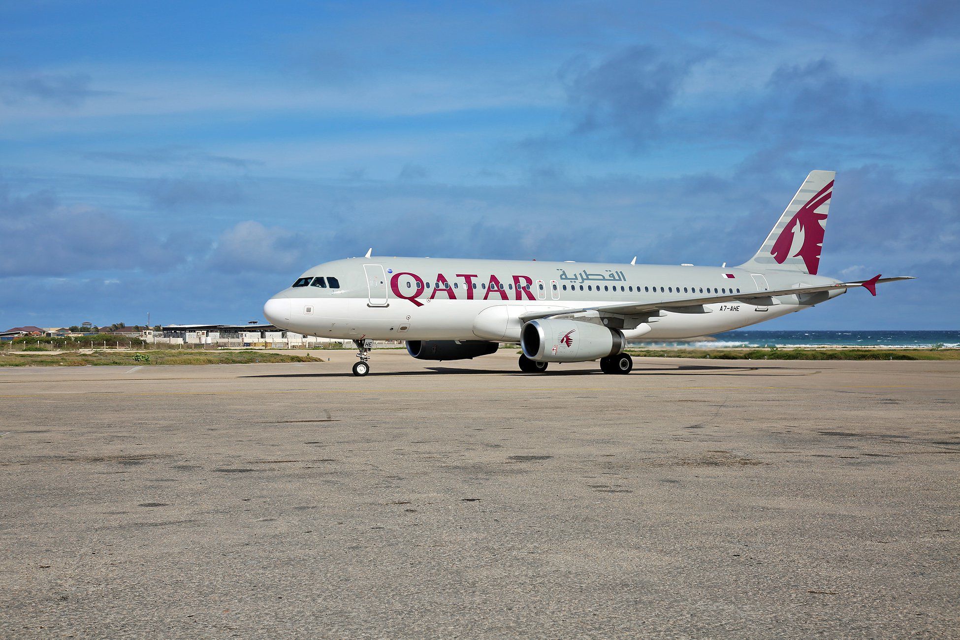 Emergenza in pista a Malpensa, volo Qatar Airways resta a terra: fumo da un motore