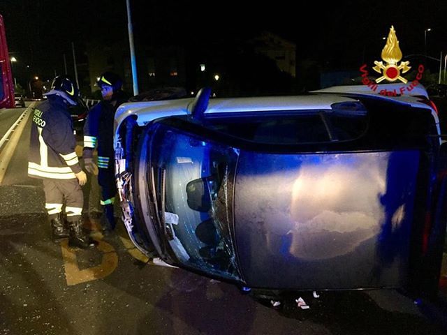 Incidente stradale a Selargius: la Smart si ribalta, una ragazza trasportata in ospedale