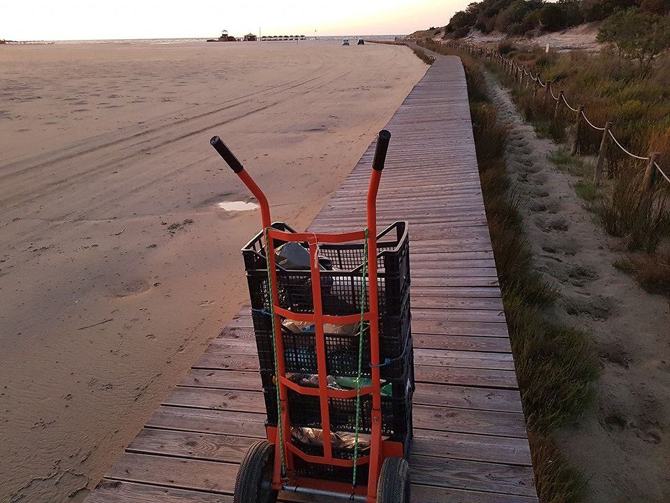 Chia, riportati in spiaggia all’alba 100 kg di sabbia rubata dai turisti