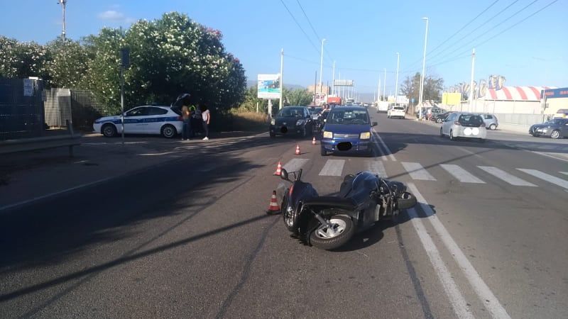 Cagliari, fa passare un pedone e viene tamponato: scooterista ferito in viale Marconi
