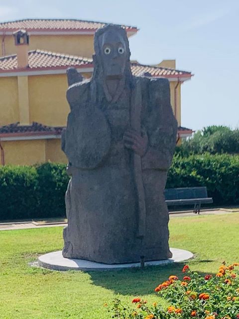 Capoterra, c’è una gigantesca statua del guerriero nuragico nel cuore di piazza Borsellino