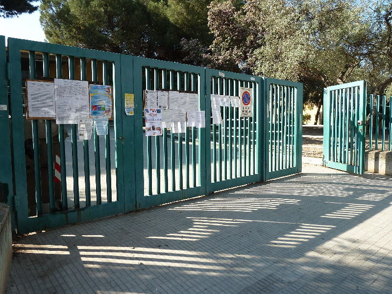 Cagliari, scatta la disinfestazione nella scuola di via Garavetti: istituto chiuso per due giorni