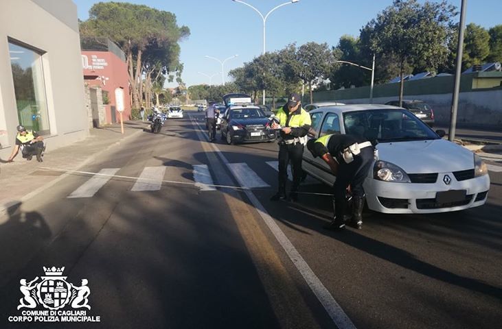 Viale Poetto, una Clio con alla guida una donna di 84 anni investe un 15enne cagliaritano