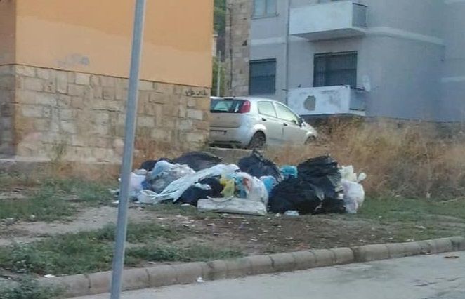 Cagliari, allarme a Is Mirrionis: a pochi giorni dalle lezioni scuola elementare circondata dai rifiuti