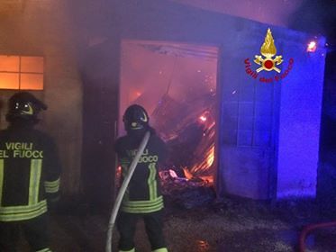 Paura nella notte a Villamassargia: maxi incendio devasta un casolare