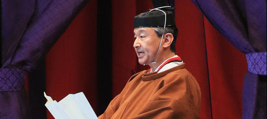 Festa in Giappone, l’imperatore Naruhito è asceso al trono