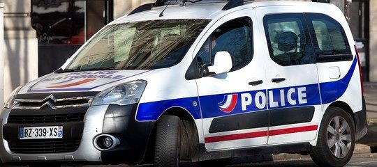 Uomo asserragliato in un museo in Francia. Ha scritto minacce in arabo