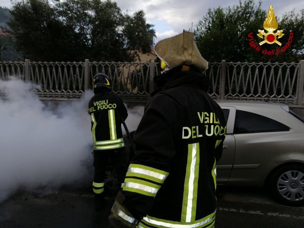 Momenti di paura a Quartu, auto in transito prende fuoco: illeso il conducente