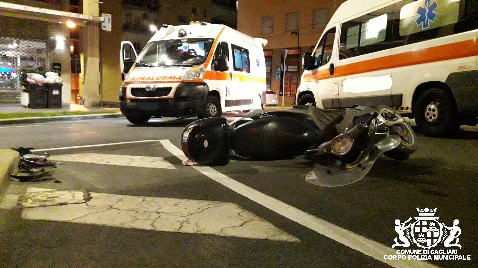 Cagliari, si scontra con un’ambulanza che trasporta un ferito: motociclista in ospedale