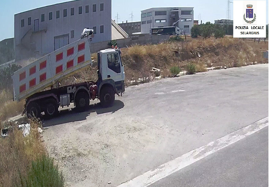 Guerra agli incivili a Selargius, le telecamere incastrano un imprenditore quartese di sessant’anni