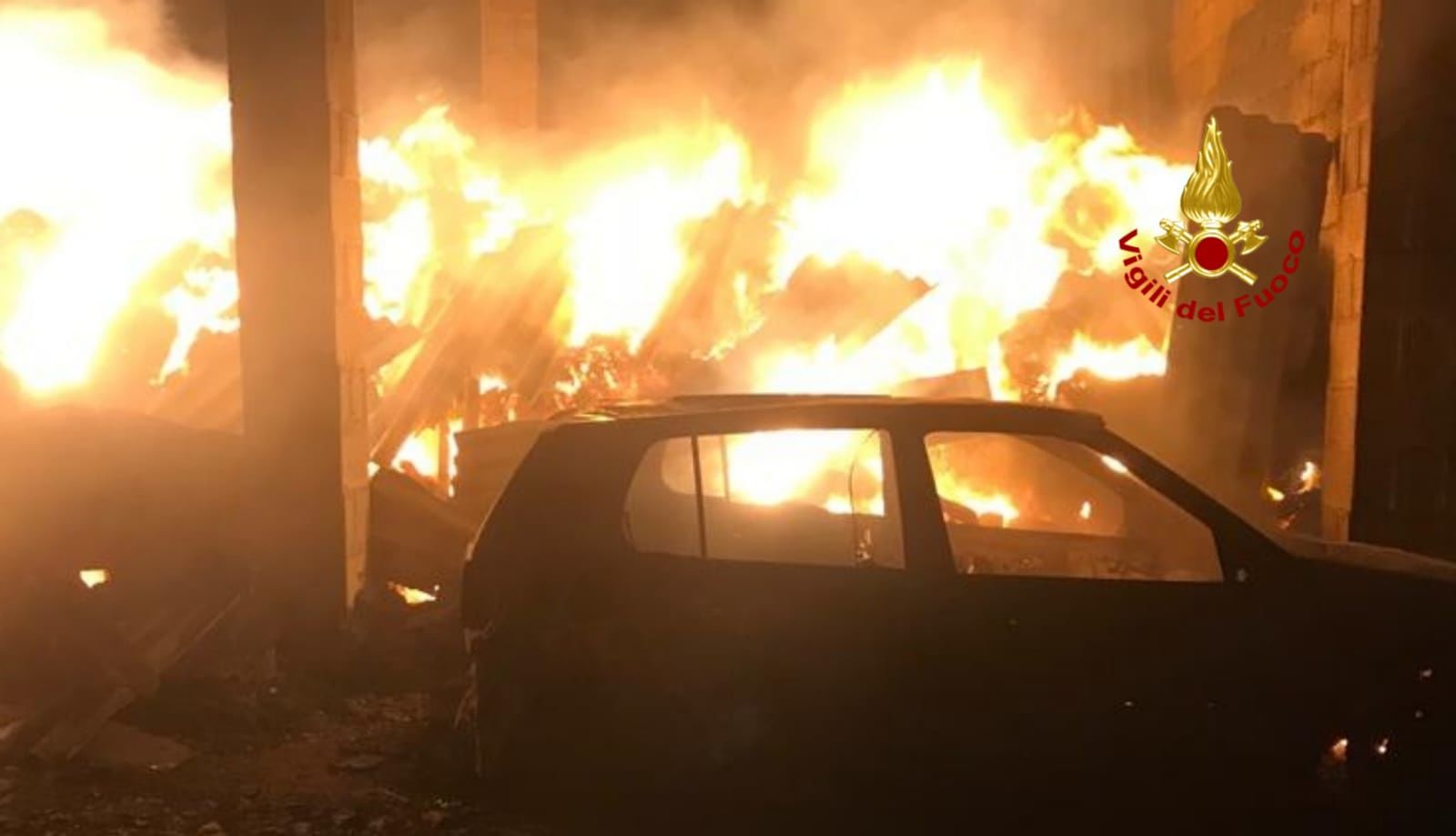 Fiamme in un’azienda agricola a Serri: distrutti foraggio, un trattore e un’auto