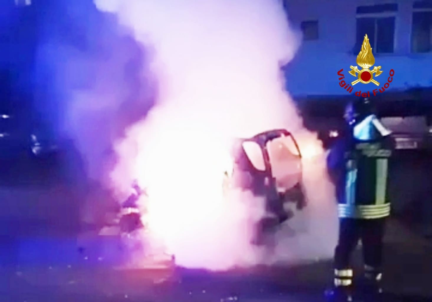 Smart in fiamme a Pirri, i vigili del fuoco intervengono in piena notte