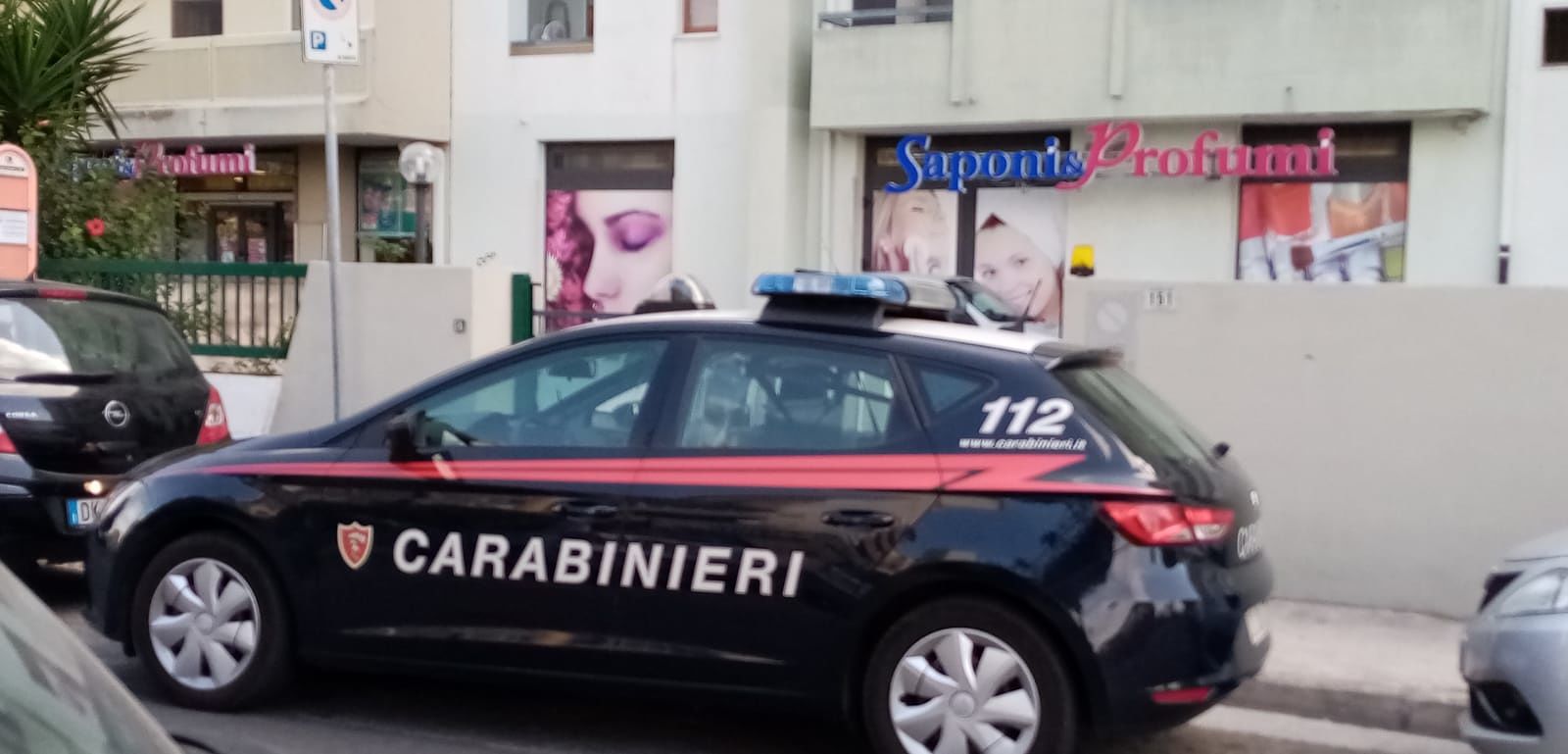Ruba in cassa in una profumeria e spintona un commesso: 49enne arrestato a Quartu