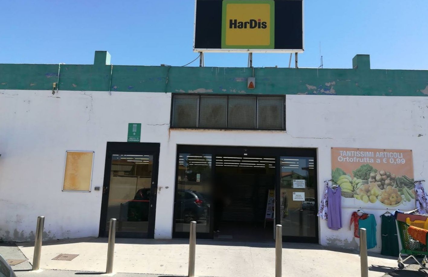 Selargius, sfondano la vetrina dell’HarDis e scappano con dieci casse di gamberoni