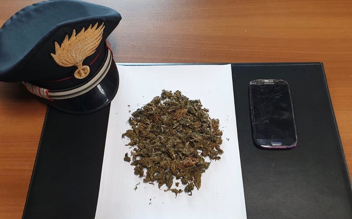 Il figlio ruba un telefono, la madre spaccia marijuana: due denunce a Portoscuso