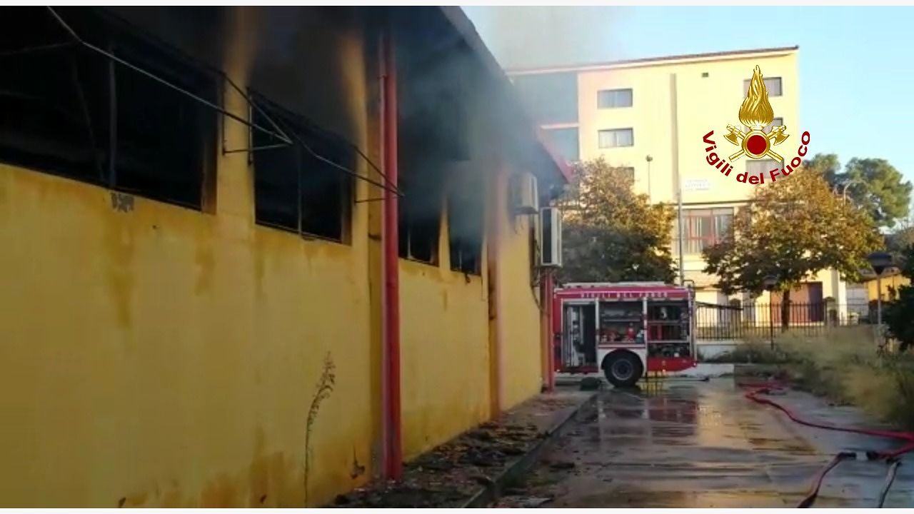 Incendio a Sassari, in fiamme un mobilificio: intervento dei vigili del fuoco