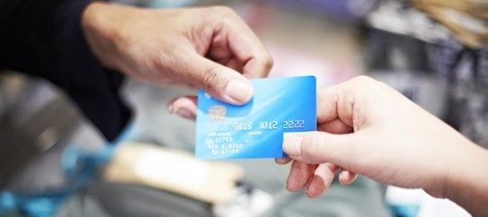 Il contante? Batte la carta di credito grazie alle donne e ai giovani