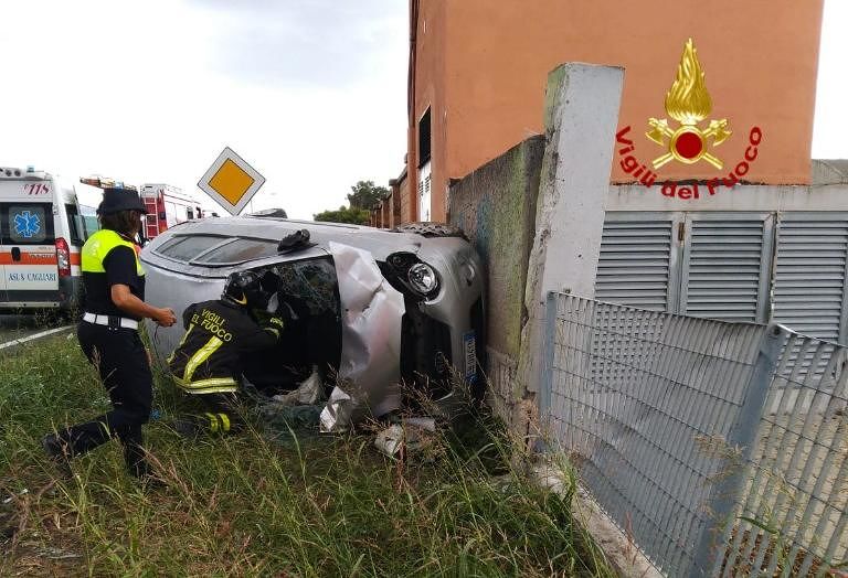 Elmas, auto impazzita si schianta contro un muro: diverse persone ferite