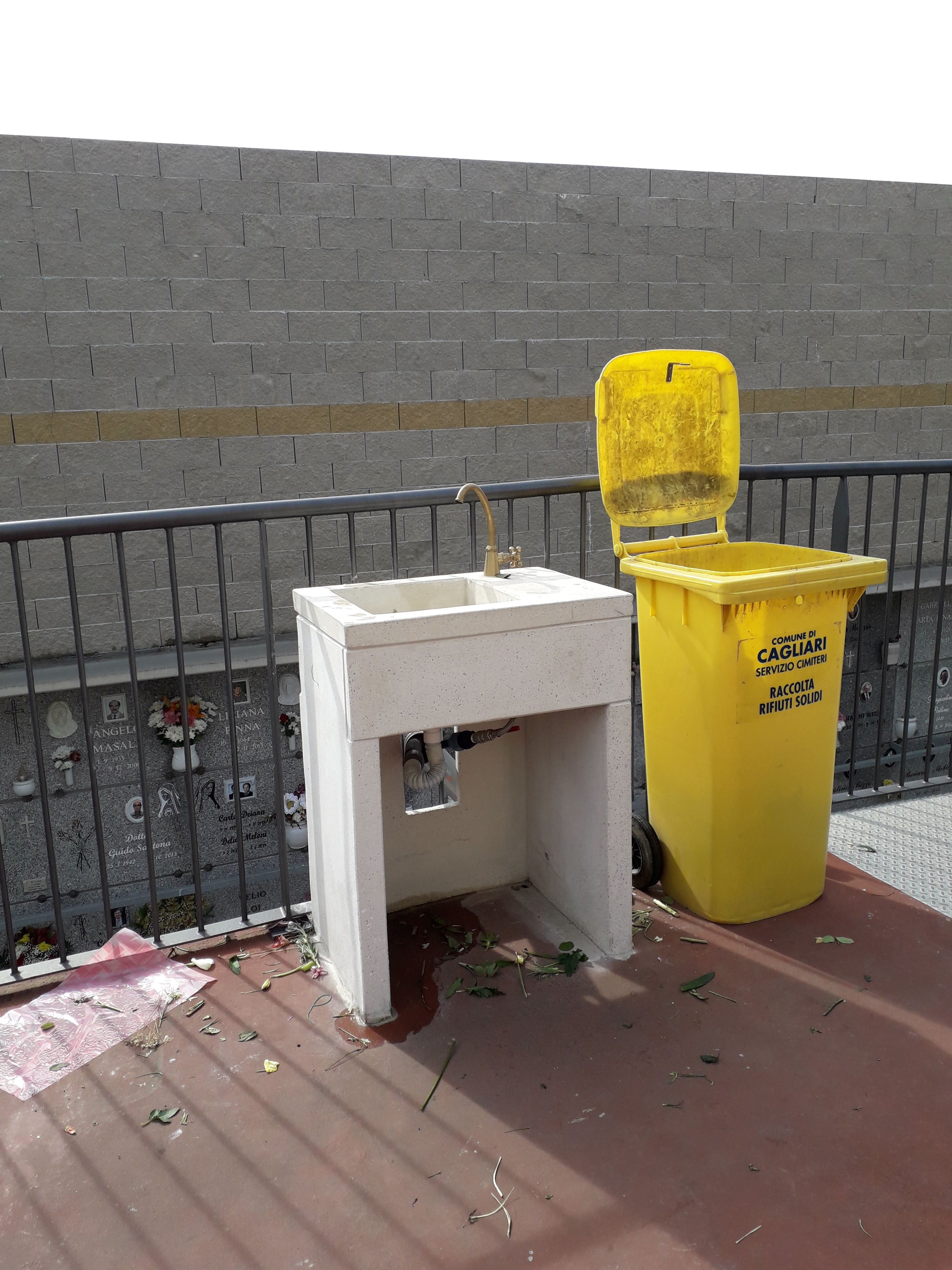 “Cimitero di Cagliari, la scoperta dell’acqua calda: niente lavandini nei nuovi loculi”