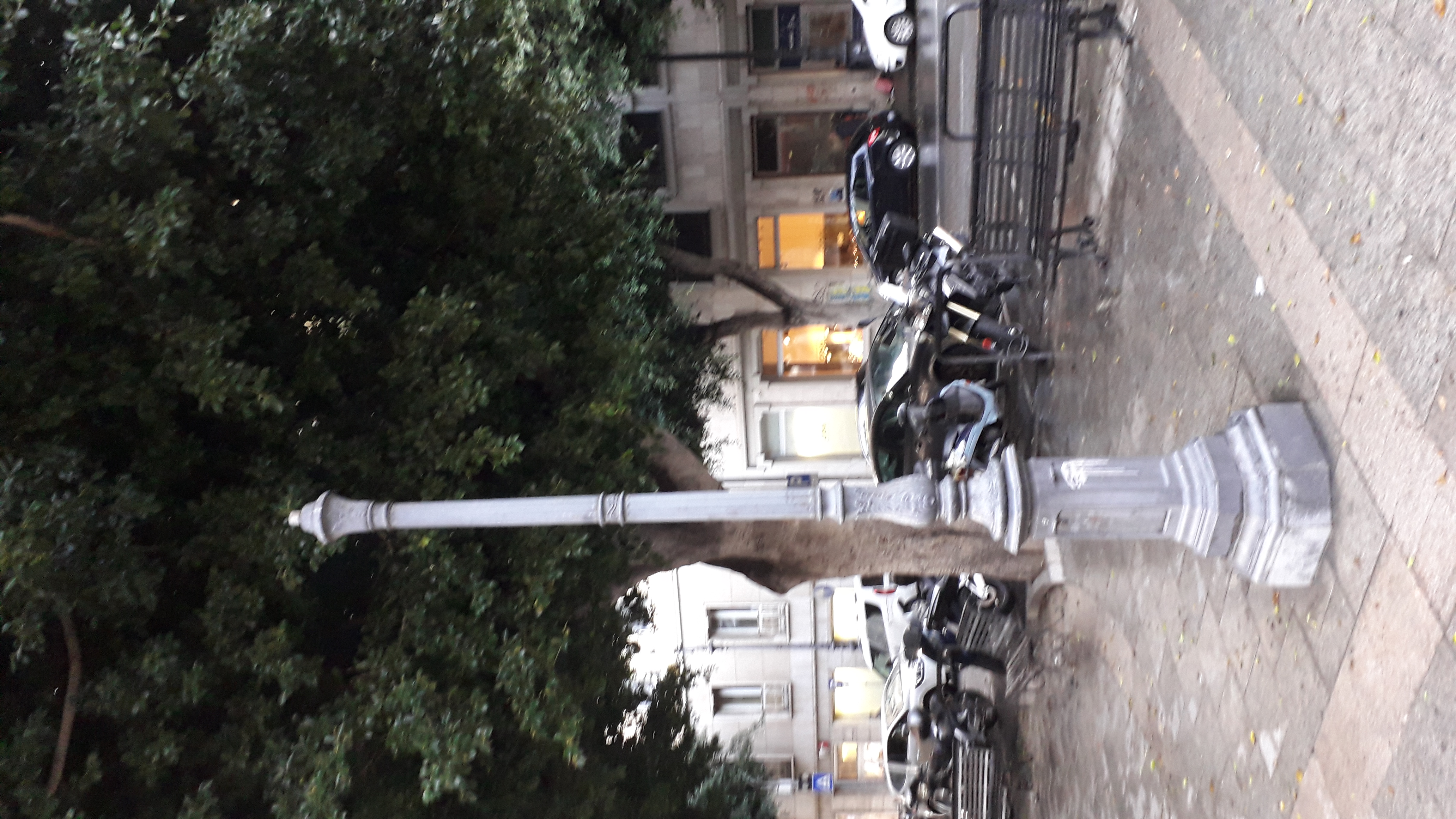 “Il triste penoso destino di piazza Yenne: vince solo la movida, qui è tutto fatiscente”