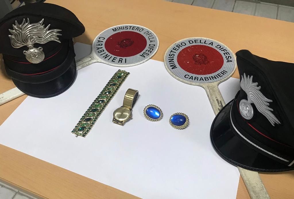 Tenta il furto in appartamento, ma viene sorpreso dal vicino: arrestato dai carabinieri a Carbonia