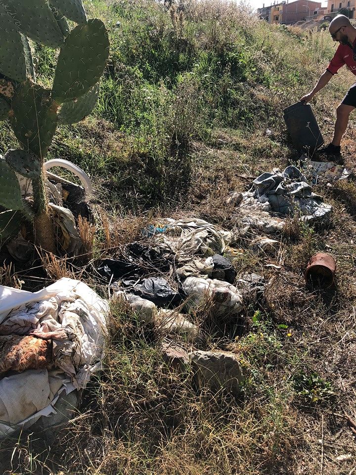 Sestu, bombole e tappeto di bottiglie in via Piave: i ciclisti puliscono la maxi discarica abusiva