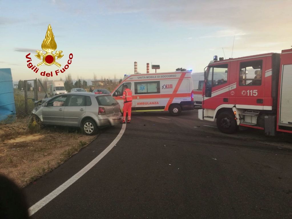 Incidente a Macchiareddu, coinvolte cinque persone: ci sono feriti