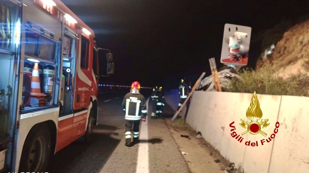 Olbia, auto colpisce il muro ed esce di strada sulla Ss 131 Dcn: tre feriti