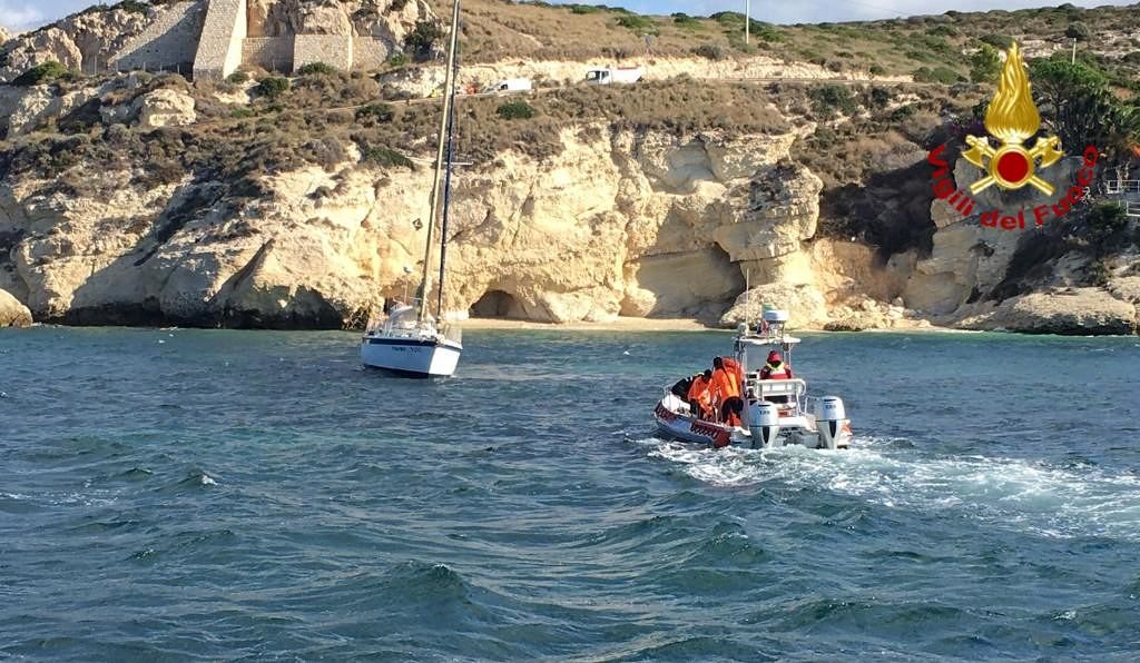Cagliari, barca si incaglia vicino allo scoglio di Sant’Elia: soccorsa una persona