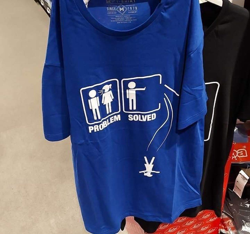 Femminicidio, maglietta choc da Carrefour. L’azienda la ritira e chiede scusa