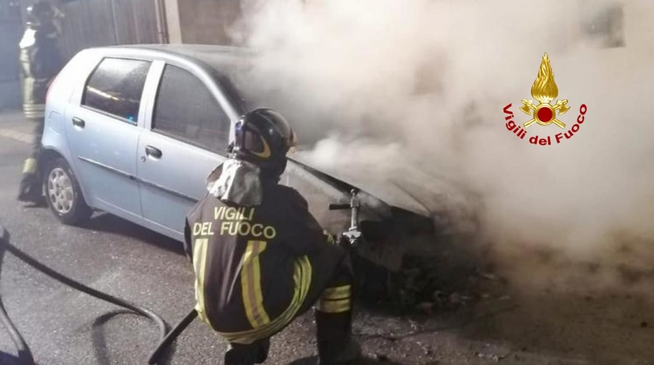 Auto in fiamme nella notte a Villamassargia