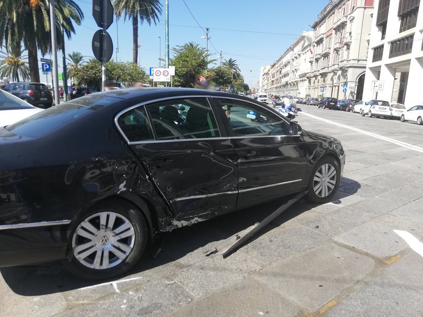 Cagliari, brutto incidente tra due auto in via Roma: traffico in tilt