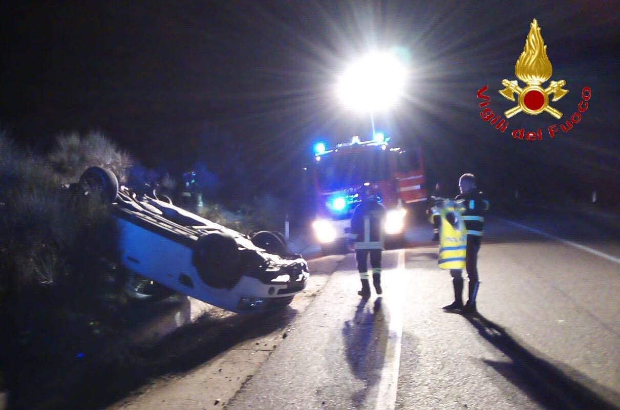 Auto si ribalta sulla 389: due feriti all’ospedale