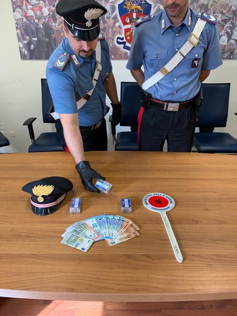 Cagliari, in auto con tre panetti di hashish: in manette 24enne – VIDEO