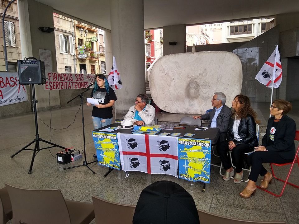 Cagliari, antimilitaristi e ecologisti in marcia verso Capo Frasca: “Via la Nato dalla Sardegna”