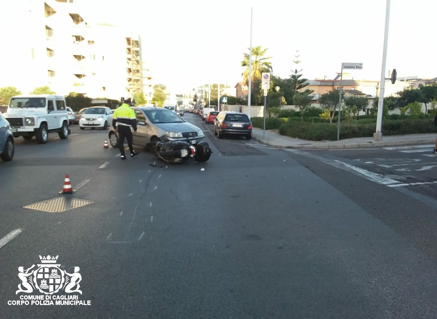 Cagliari, scontro auto-moto nel quartiere Fonsarda: centauro all’ospedale