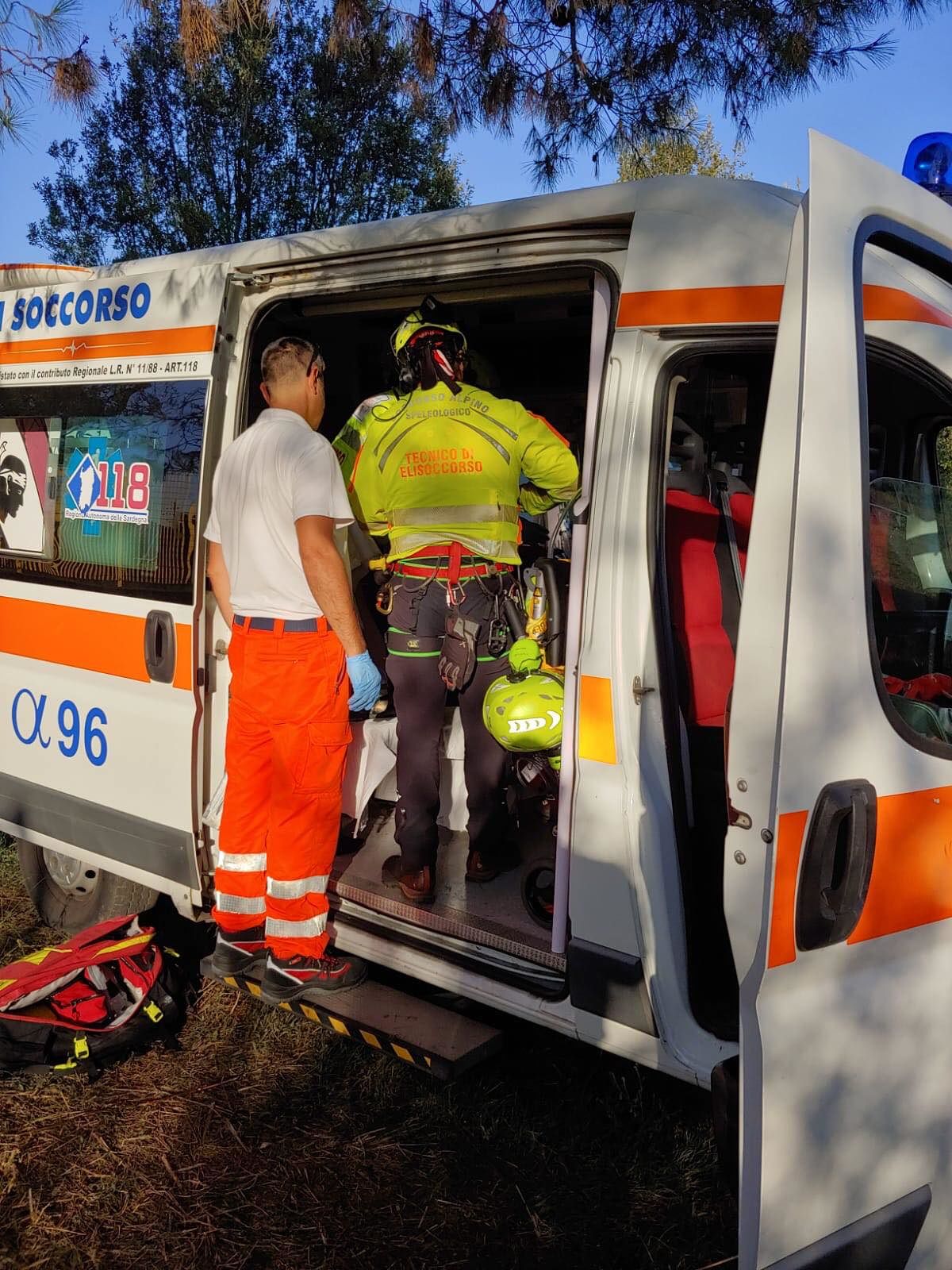 Grave incidente a Escalaplano, con la bici contro l’auto del nonno: 14enne soccorso con l’elicottero