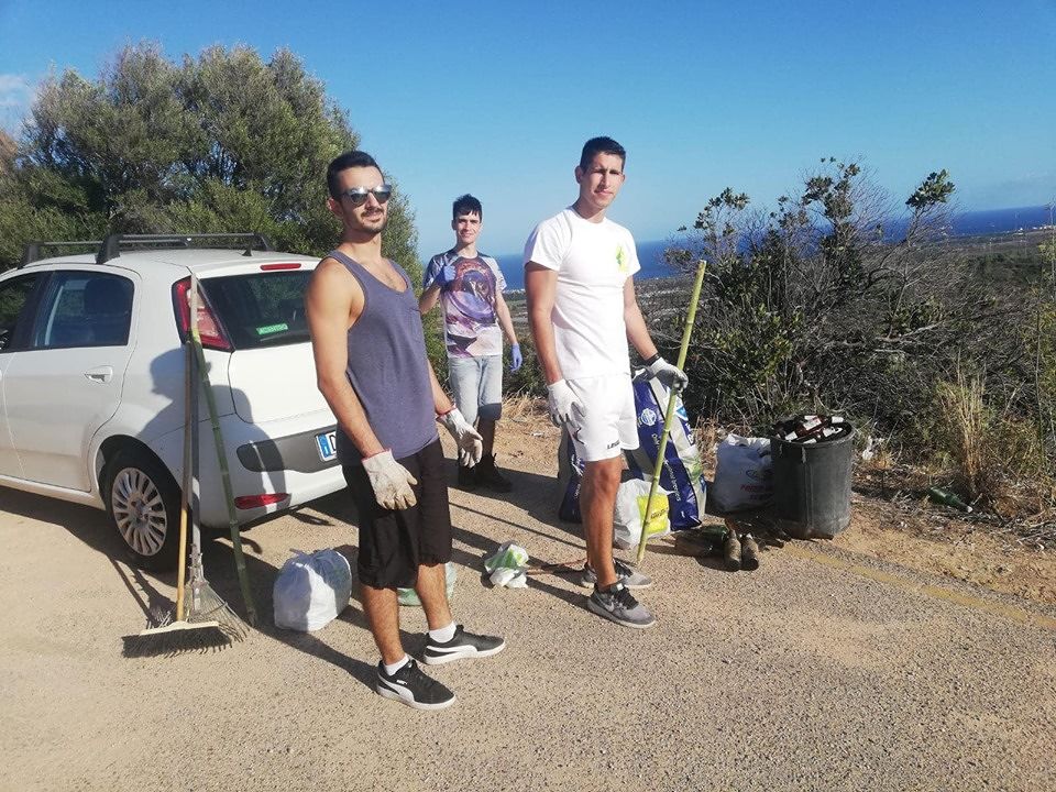 Poggio dei Pini, gruppo di giovani ripulisce dai rifiuti la strada panoramica: “Siamo fieri di voi”