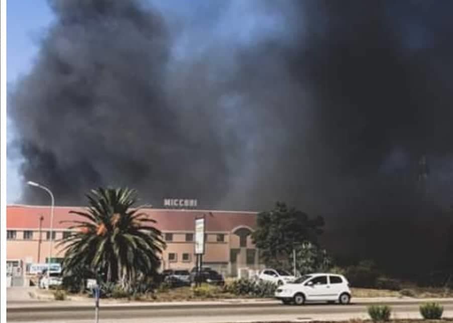 Grosso incendio a Sestu, capannoni divorati dalle fiamme: maxi nube nera vicino alla Provinciale