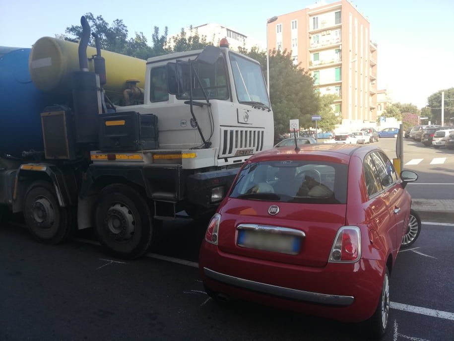 Cagliari, autobetoniera contro 500 nel Largo Gennari: donna ferita finisce all’ospedale