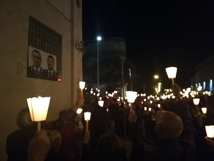 Cagliari piange Pierluigi e Matteo, folla alla fiaccolata per i poliziotti uccisi a Trieste