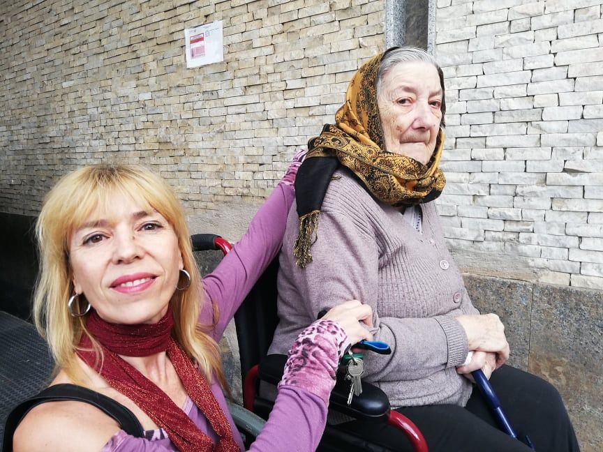 Donatella, fisioterapista sarda dell’Aias: “Senza stipendio e con mia madre 91enne malata”