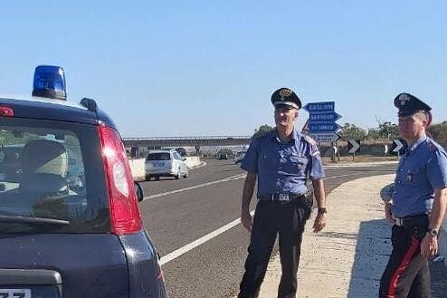 Ubriaco lascia l’auto in mezzo alla 131 e vaga per i campi: in manette agricoltore di 29 anni