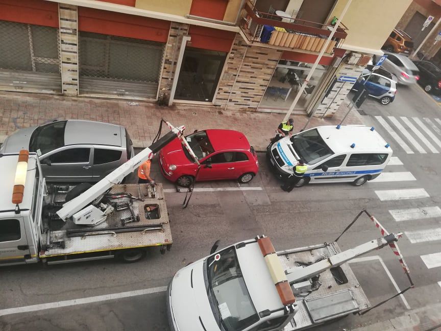 Cagliari, c’è il lavaggio delle strade a San Benedetto: strage di multe alle auto parcheggiate