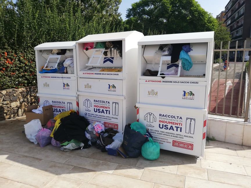 Cagliari, cassonetti stracolmi e abiti usati ammassati al Parco della Musica: “C’è anche chi li ruba”